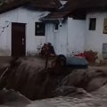 (Video) Snimak koji se gleda sa jezom! Bujica samo što ne odnese kuću, ljudi gledaju u neverici: "Bože, pomozi"