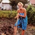 Naša pevačica sa mužem obrađuje svoju plantažu Evo kakve sve teške radove obavlja, a tek kad čujete šta kaže o zaradi: "Ljudi…