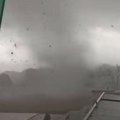 Tornado poharao evropski aerodrom: Vrtog usisava sve pred sobom, snimci su stravični
