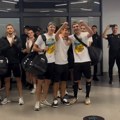 VIDEO Navijači iznenadili Partizanove fudbalere na aerodromu: Pogledajte frapirana lica kada su izašli iz aviona