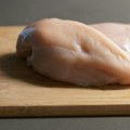 Sprečen promet velike količine pilećeg mesa zaraženog salmonelom, uhapšene dve osobe