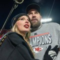 Verili se Tejlor Svift i Travis Kelsi: Pevačica objavila fotografije romantične prosidbe FOTO