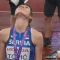 Suze angeline Topić obilaze svet: Umotana u srpsku trobojku nije obuzdavala emocije!