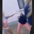 Muško snima kako dve devojke udaraju drugaricu: Gde smo zakazali, pa viđamo ovakve scene?