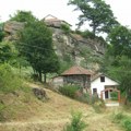 Muškarac pokušao da zapali manastir kod Vladičinog Hana (foto) Foto Galerija