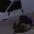 (Узнемирујуће) ужас уживо: Полицијска потера завршена смрћу у директном ТВ преносу! Осумњичени пао под аутомобил (видео)