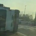 Haos na Novom Beogradu, prevrnuo se kamion: Otežan saobraćaj, teret rasut po putu (video)