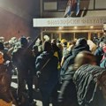 Na skupu ispred Filozofskog Kleut poručila: Ukoliko ne ustanemo sada, sutra Univerziteta u Srbiji neće više biti (FOTO i VIDEO)…