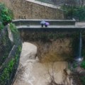 (VIDEO) Poplave u Španiji napravile vodopade: Bujice se slivaju niz zidine evakuisanog grada