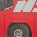 Šok snimak iz Beograda! Autobus "lebdi" na 3 točka: Sada se oglasio prevoznik, evo šta se dogodilo