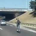 Jeziv snimak dece na trotinetu nasred kolovoza u Srbiji: Sekund ih delio od tragedije, ovako se gubi život!