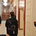 (Video) Putin snimljen u nesvakidašnjoj situaciji: Otkriveno ko je misteriozni čovek sa kojim se rukovao