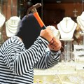 Filmska pljačka zlatare u Zagrebu! Razbojnici upali s crnim kacigama, zlato im ispadalo dok su bežali!