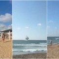 Паника на плажи у Израелу: Ракете Хезболаха пале у море надомак купача (видео)