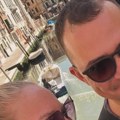 Naš pevač (37) oženio 10 godina stariju profesorku: Žene su ludele za njim, povukao se sa estrade i otvorio kafić