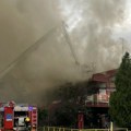(Video) Veliki požar izbio u tržnom centru "Enjub" na Novom Beogradu, vatrogasci i Hitna na terenu