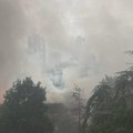 (Foto/video) Gori Tržni centar "Enjub" na Novom Beogradu: "Požar pod kontrolom, lakše povređena dvojica vatrogasaca"