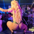 Tanga leopard kombinezon i kožni korset: Tea Tairović napravila haos u Grčkoj! Spušta se do poda, a obline sevaju - publika u…