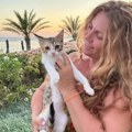 Сади парадајз, а има пет станова у Грчкој: Певачица живи домаћински на планини, показала своју башту: Има и јагоде, и…