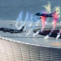 Dva putnička aviona proletela desetak metara iznad stadiona, struka podeljena: Spektakl ili ludost?