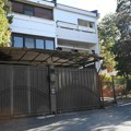 (Foto, video) Prve slike sa mesta eksplozije na Zvezdari: Bačena bomba na kuću, policija odmah izašla na lice mesta