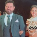 Samo tračica preko grudi: Svi gledaju u dekolte glumice, ovako nešto još niste videli! Pokazala čime raspolaže