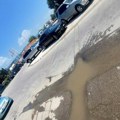Zbog havarije voda probila asfalt na izlazu iz Bujanovca, građani uzalud mole Komunalac da reši problem