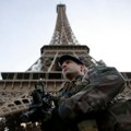 Drama u Parizu: Policija blokirala Ajfelovu kulu i hitno izvodi sve posetioce! Naređenje odzvanja sa razglasa (video)