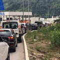 Haos na graničnom prelazu sa Crnom Gorom: Formirana kilometarska kolona šlepera, vozači automobila moraju da ih zaobilaze u…