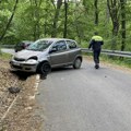 Haos na putu kod Avale: Devojka (28) izgubila kontrolu nad vozilom i sletela sa puta, odmah prebačena na VMA (foto)