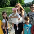 Ovo je slika dana u Srbiji: Miljanu (14) na matursko veče ispratilo šestoro rođenih sestara i braće