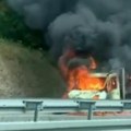 Zapalio se kamion sa plinskim bocama Drama na putu kod Kragujevca: Plamen guta vozilo (video)