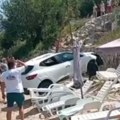 Auto se survao na plažu punu kupača u crnoj gori: Kola pala niz padinu na plažu i završila u moru, evo kako je došlo do…