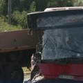 Nove strašne slike nesreće kod umke! 5 teško povređenih na reanimaciji: Deo kamiona probio autobus, ljude izvlačili iz…