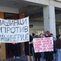 Večeras ispred blokiranog suda u Novom Sadu film o pritvorenim aktivistima