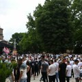 (Foto): Počela liturgija povodom obeležavanje Vidovdana u Manastiru Gračanica, okupio se veliki broj ljudi