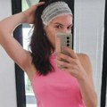 Voditeljka uživala pored bazena, pokazala lice bez šminke: Sanja Kužet skakala od sreće u haljini na bretele bez brushaltera…