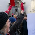 Svečanost i protest u Briselu: „Maneken Pis“ u srpskoj nošnji povodom Dana državnosti
