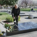Delegacija DS i građani, kao i bivši premijer Zoran Živković odali poštu na grobu premijera Zorana Đinđića