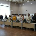 Sednica Skupštine počela odavanjem počasti žrtvama Srebrenice
