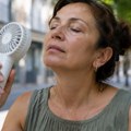 Od starinskih lepeza do džepne tehnologije – mini ručni ventilatori su novi hit leta 2026 u Italiji