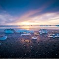 Svi misle da su fotografije ove plaže lažne: crni pesak, a po njemu svetlucaju "dijamanti"