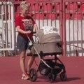 Dea Đurđević sa ćerkom na Marakani: Voditeljka pokazala kako hrani bebu Iris mlekom na tribinama, obučene u creveno