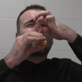 Naš voditelj pio urin u emisiji: Na televiziji svi vrištali, šok scena ostavila bez teksta (foto)