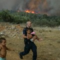 Najpotresniji prizor iz Grčke: Vatrogasci iznosili decu na rukama, mališani trče bez obuće, nema znakova da će buktinja…