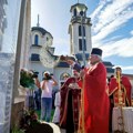 Okamenjene suze za ubijene pećance u porti hrama u Zemunu juče osveštano obeležje Srbima koji su stradali od NATO i OVK