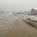Lim se izlio, zatvoren viseći most u centru: Zbog padavina sve teža situacija u Prijepolju (video)