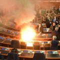 Haos i vatra: zašto albanska opozicija baca dimne bombe?