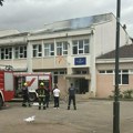 Mali maturanti zapalili krov OŠ „Vlado Milić“ u Podgorici: Bakljadom slavili kraj školovanja, veliki broj vatrogasaca na…