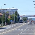 Plavi pešački most u Bulevaru kraljice Marije danas bez natpisa „Nećeš kopat’ međ’ šljivike i livade”